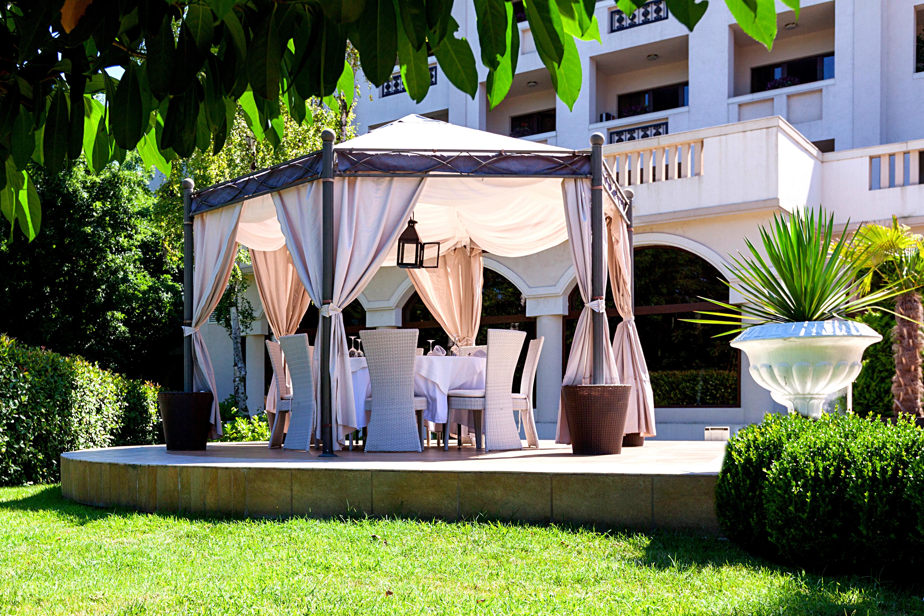 그랜드 호텔 앤 스파 프리모레츠 부르가스 외부 사진 Pergola in the garden of a hotel
