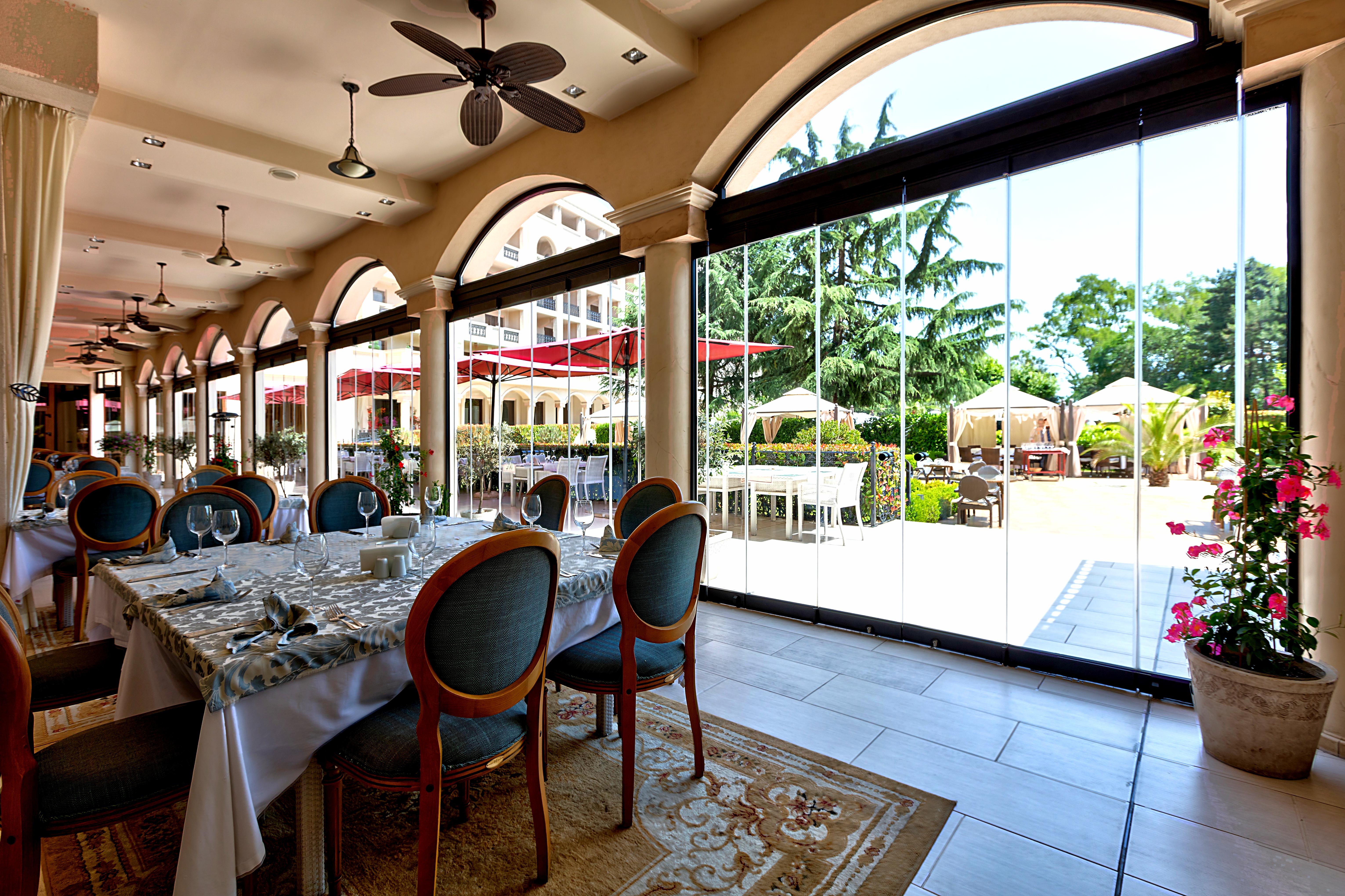 그랜드 호텔 앤 스파 프리모레츠 부르가스 외부 사진 The restaurant at the hotel