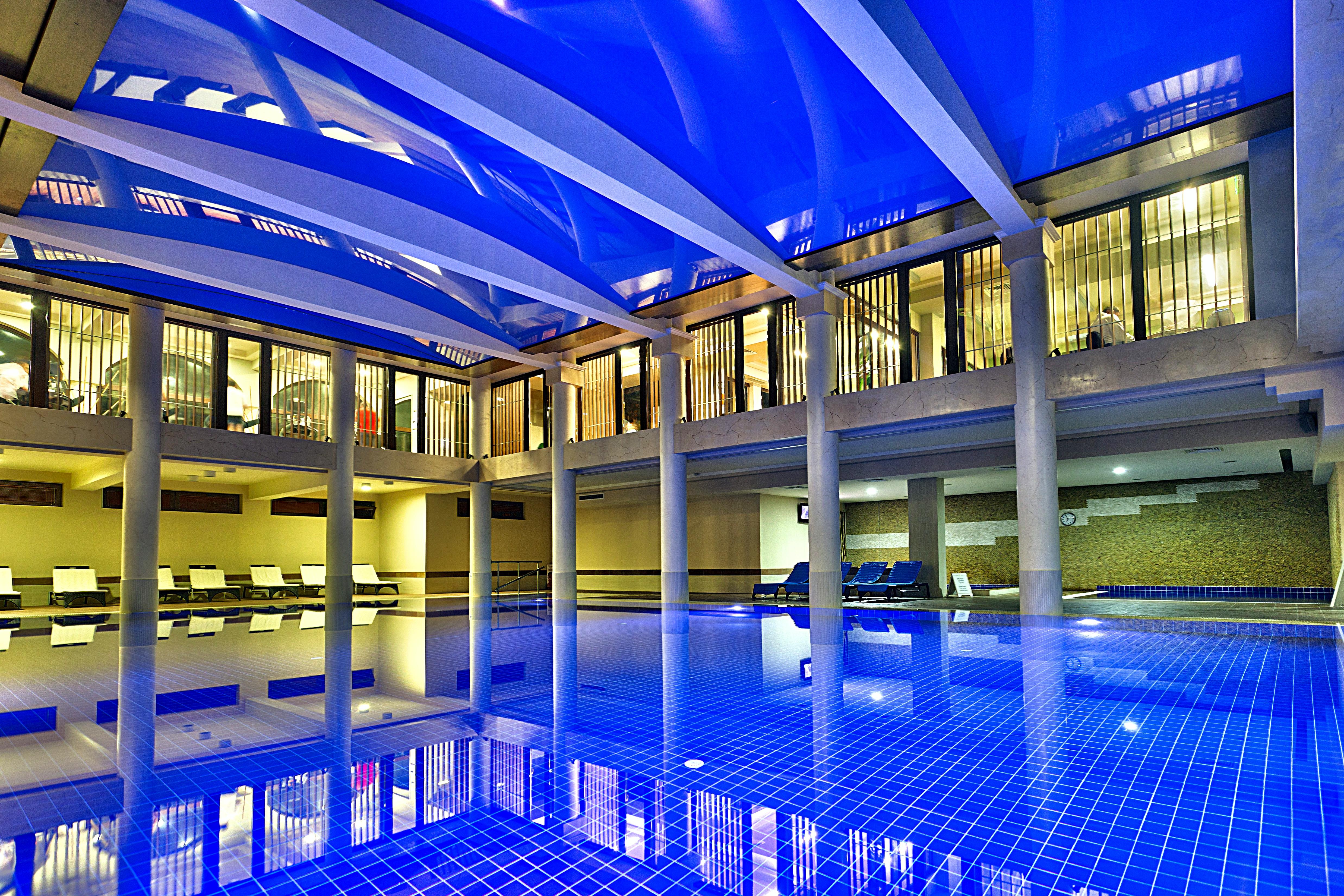 그랜드 호텔 앤 스파 프리모레츠 부르가스 외부 사진 The swimming pool at the Royal Commonwealth Pool