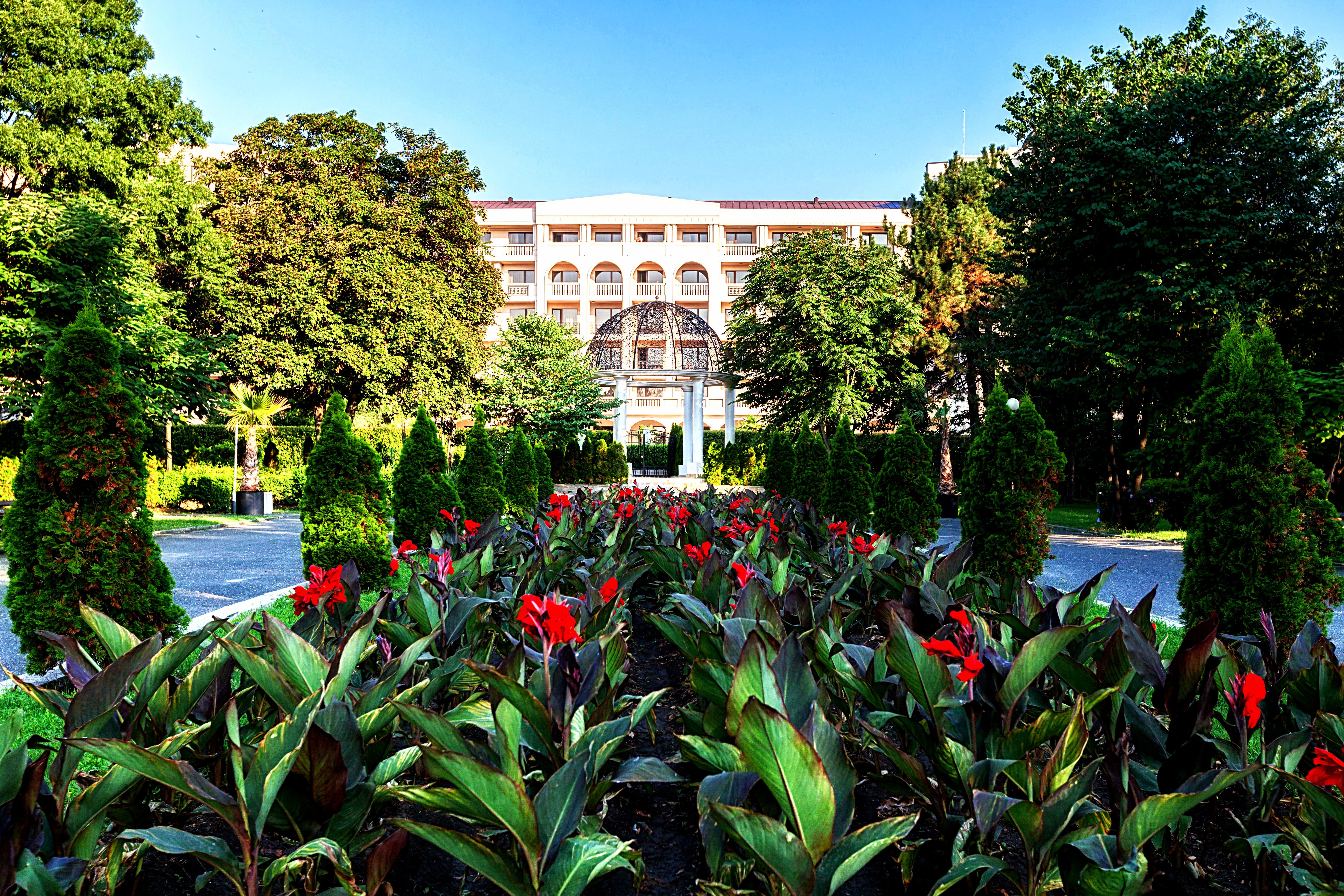그랜드 호텔 앤 스파 프리모레츠 부르가스 외부 사진 The main building of the university